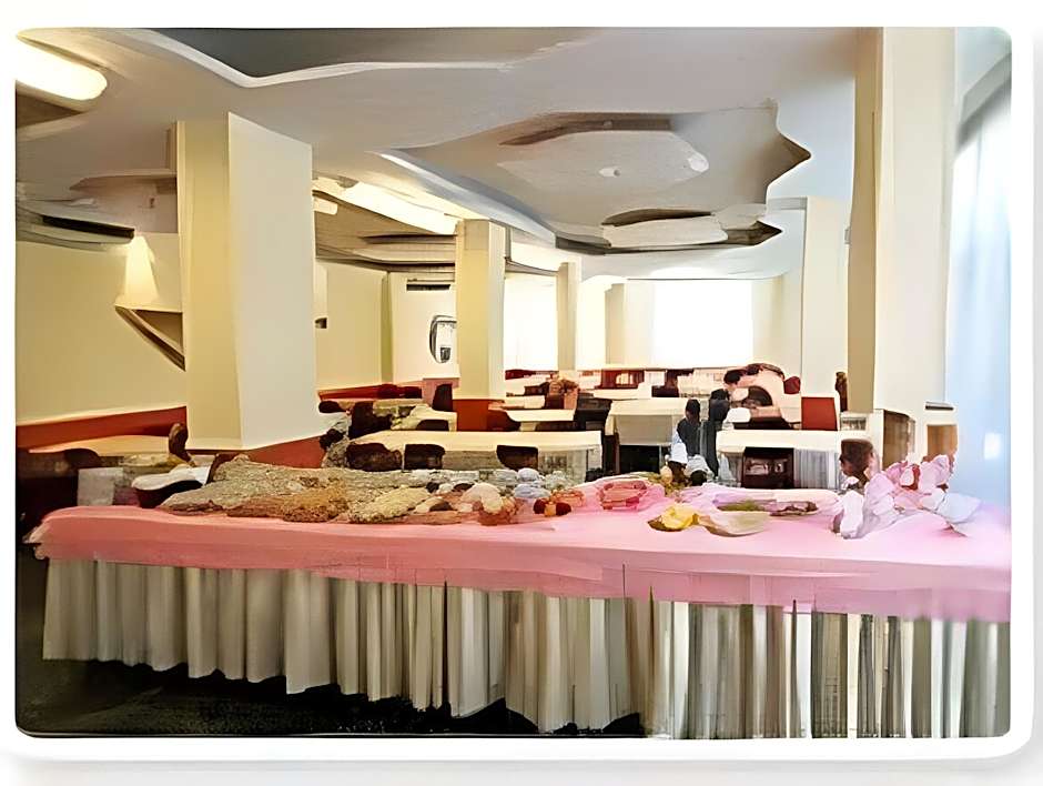 Hotel Plaza con piscina