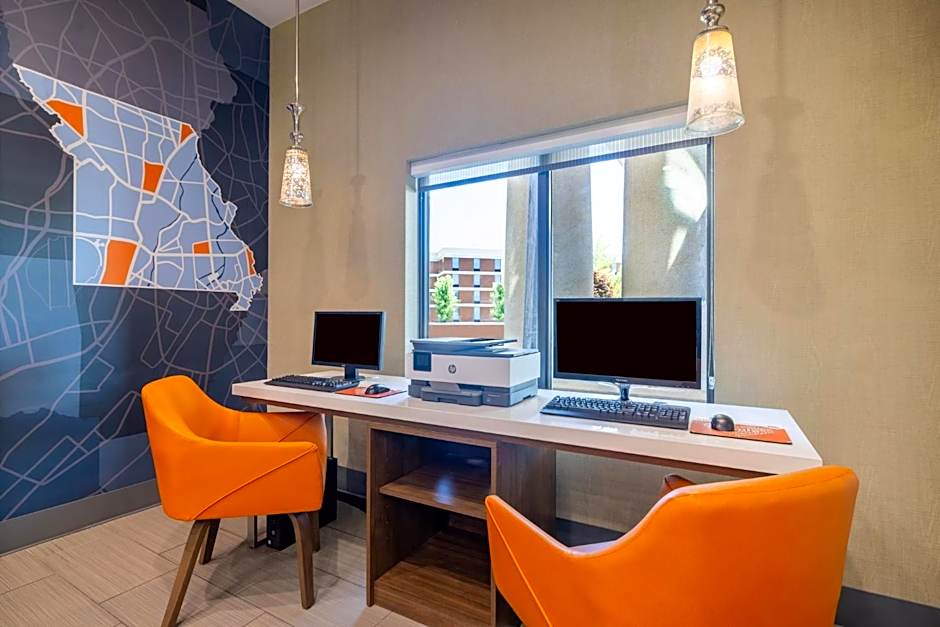Holiday Inn Express & Suites Kansas City Airport By IHG