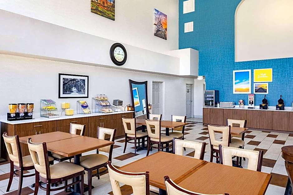 Days Inn & Suites by Wyndham Savannah Midtown