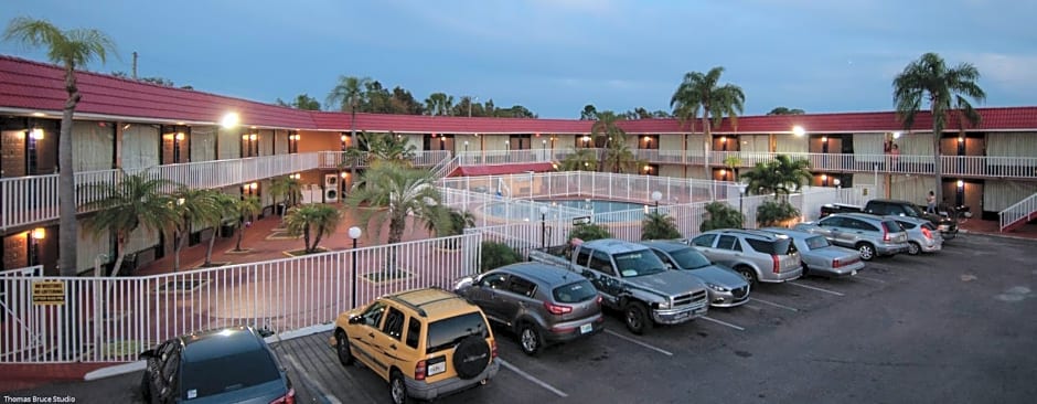 Express Inn & Suites - 5 Miles from St Petersburg Clearwater Airport