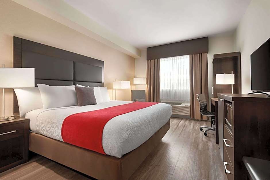 Days Inn by Wyndham 100 Mile House