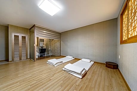 Staycation Offer - Deluxe Korean-Style Family Room with Sauna Package