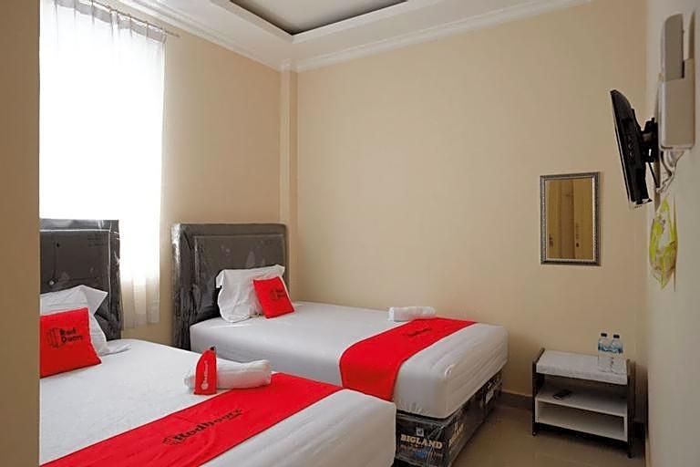 RedDoorz near Millenium Waterpark Palu