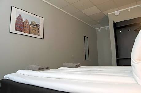 Large Double Room with Shared Bathroom with Window