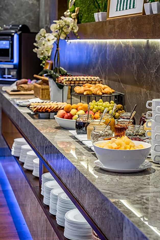 VILNIUS PARK PLAZA HOTEL, Restaurant & Terrace, Panorama Bar, Conference & Banquet Center