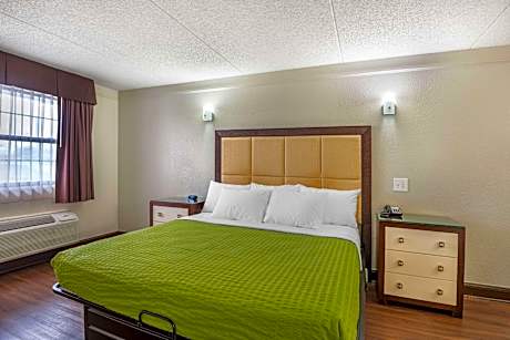 1 King Bed Nonsmoking