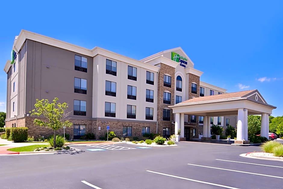 Holiday Inn Express & Suites Selma By IHG