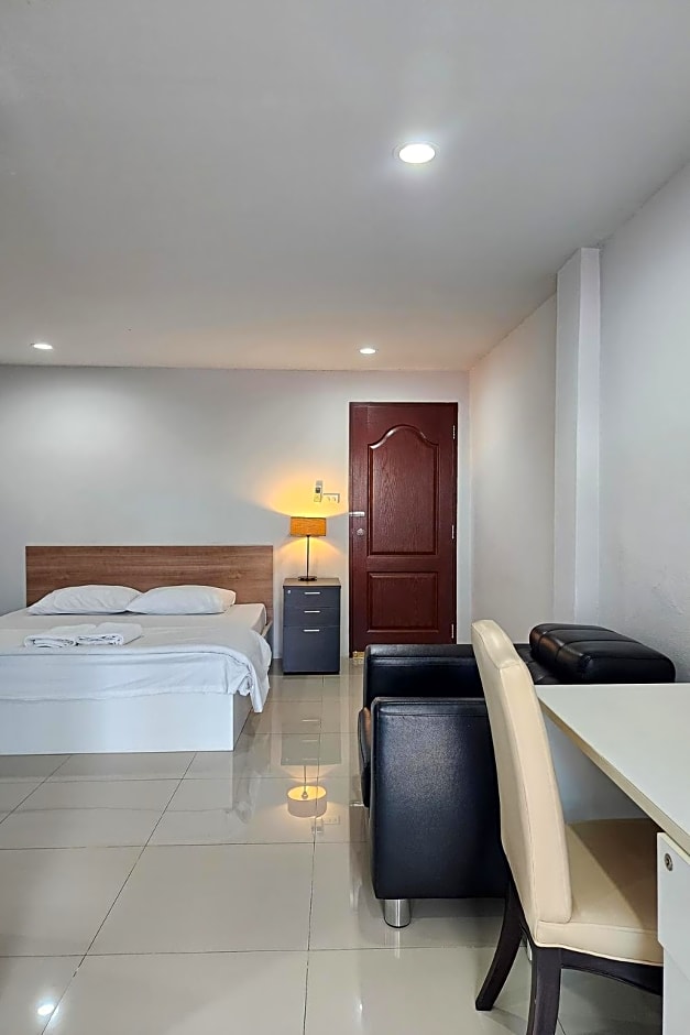 Freesia Bangphi Guest House