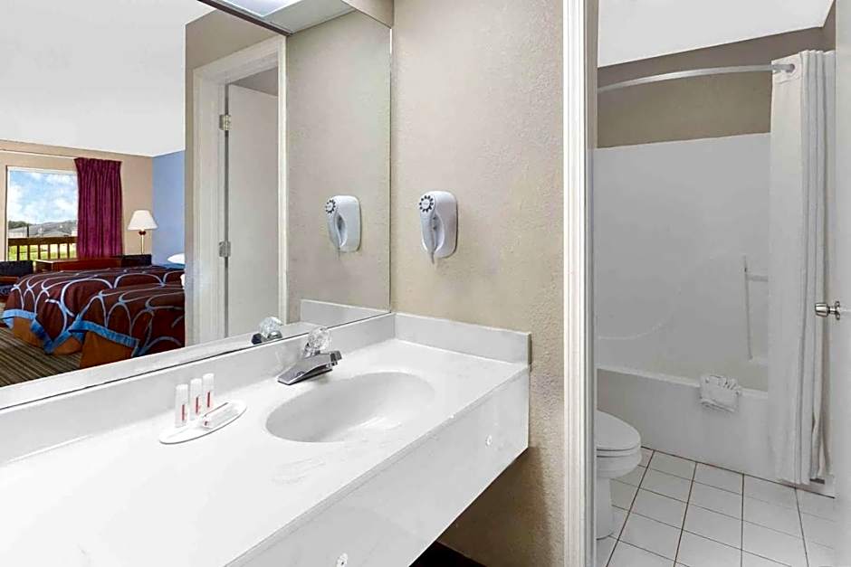 Super 8 by Wyndham Whiteville