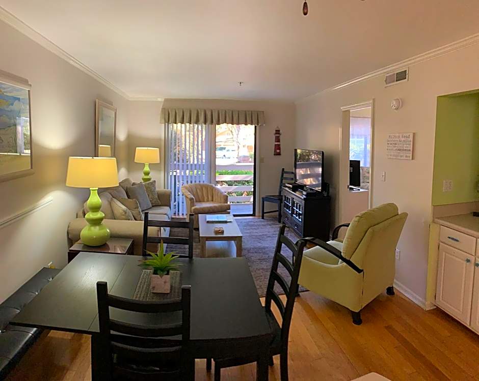 Beautiful Hilton Head Condo, Steps from Ocean, 1st Floor, 2bd / 2ba, and more!