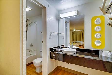 Queen Room - Non-Smoking