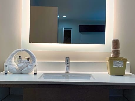 Queen Room with 2 Queen Beds - Non-Smoking