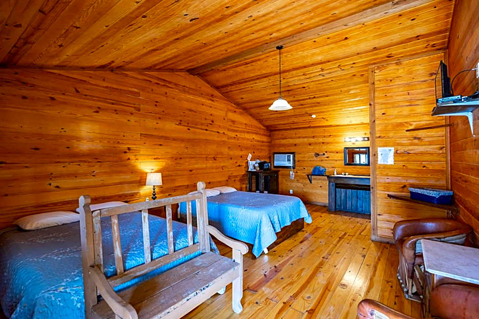 The Historic Leakey Inn