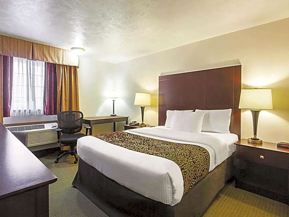 La Quinta Inn & Suites by Wyndham Woodburn