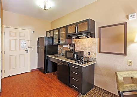 2 Queen Studio Suite Dining