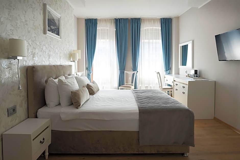 New Era Hotel Old Town - Covered paid parking within 10 minutes walk