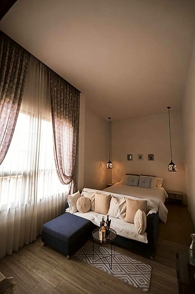 White Wall Riverfront Hotel