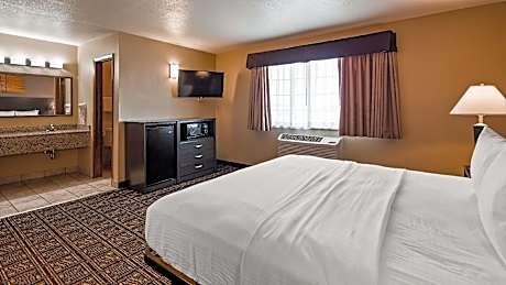 1 King Bed, Nonsmoking, Exterior Access, Pet Friendly Room