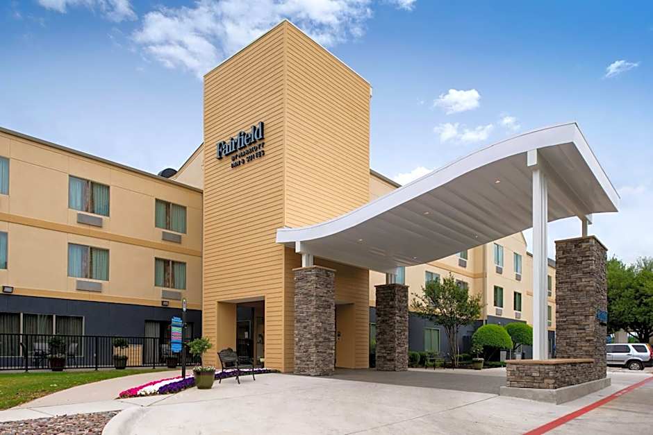 Fairfield Inn & Suites by Marriott Arlington Near Six Flags