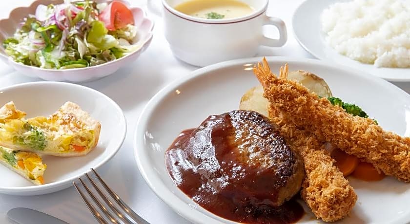OYO Sasebo Palace Hotel