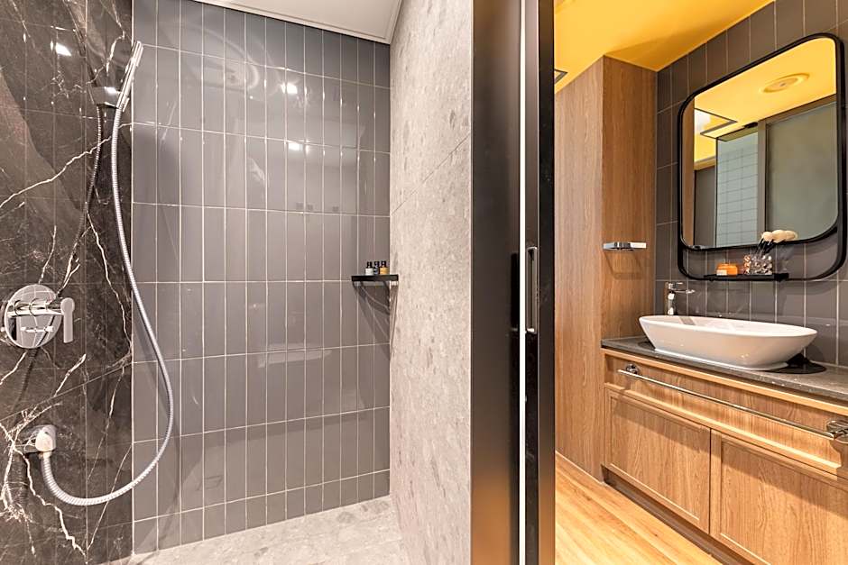 Dash Living on Hollywood