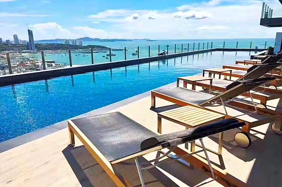 the base 网红公寓 市中心核心区顶层无边泳池俯瞰整个芭堤雅海湾