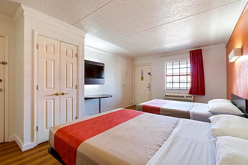 Motel 6 Dallas Market Center