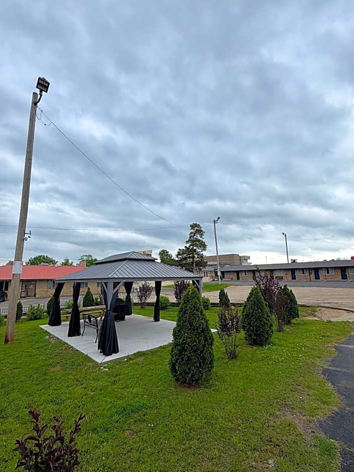 Ozark Inn & Suites