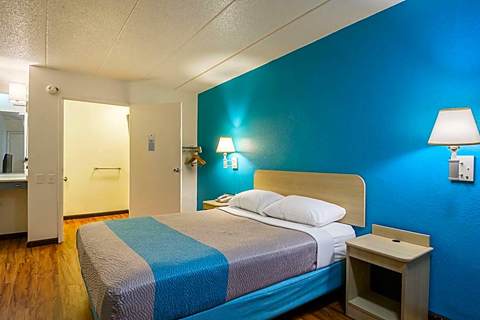 Motel 6-Knoxville, TN - North