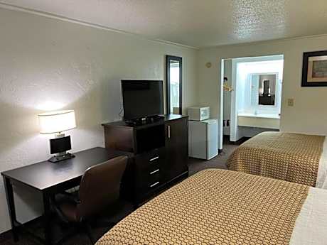 Queen Room with Two Queen Beds - Non-Smoking-Non-pet