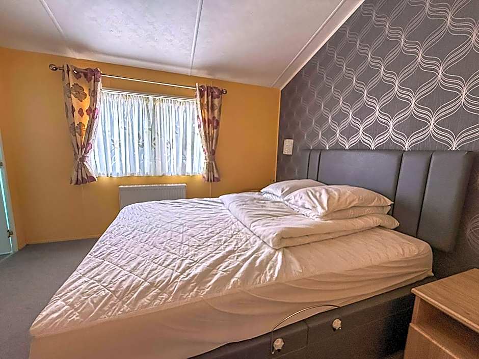 Stunning Lodge With Decking At Oaklands Holiday Park In Essex Ref 39017Rw