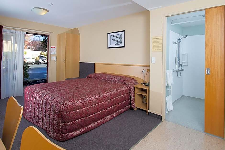 Alhambra Oaks Motor Lodge