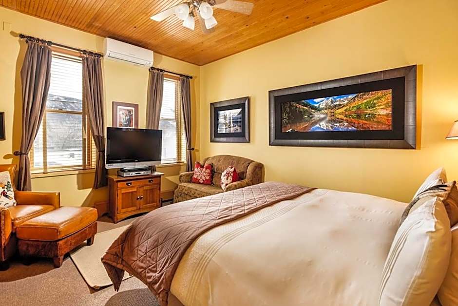 Independence Square Unit 309, Downtown Hotel Room with A/C in Aspen, Wet Bar & More