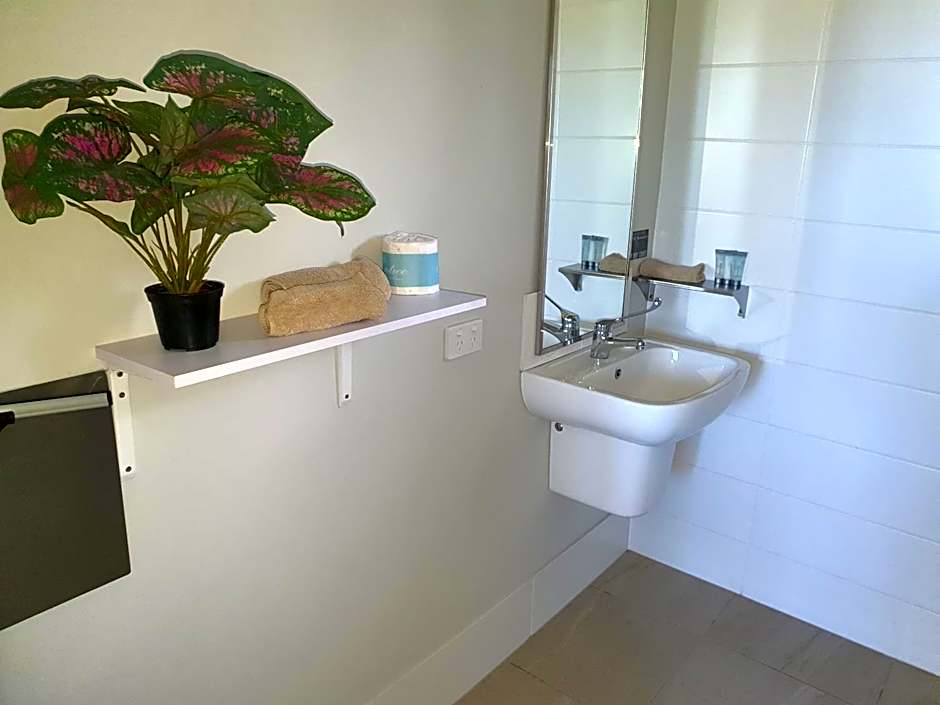 Narangba Motel (formerly Brisbane North B&B and Winery)