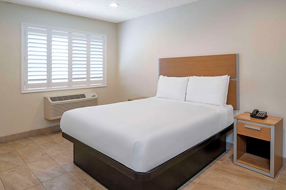 Super 8 by Wyndham Bakersfield CA