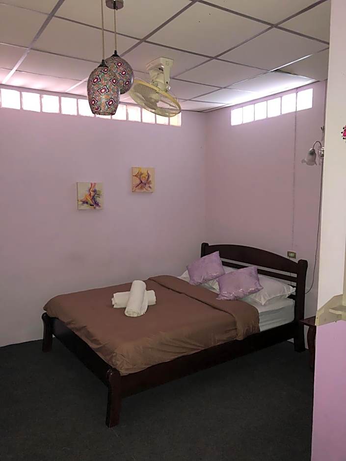 Holiday Phangan - Hostel & Bar