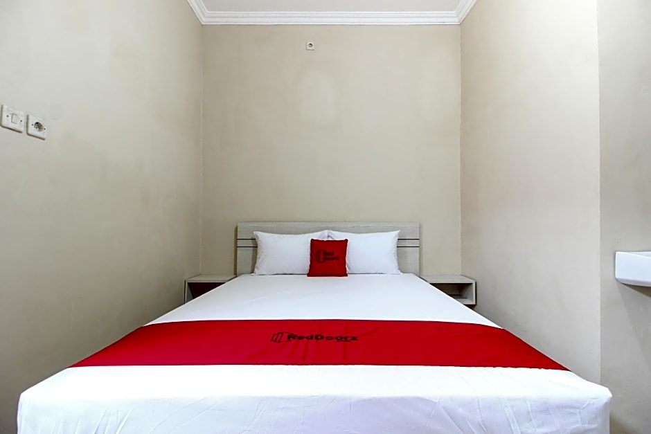 RedDoorz near Balekambang City Park
