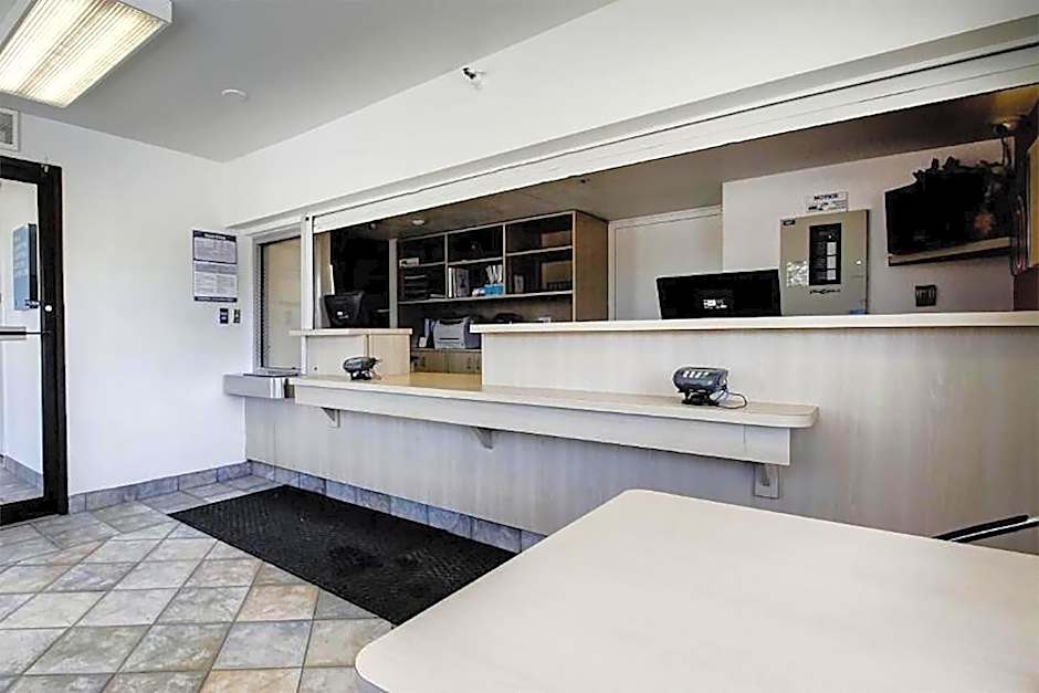 Super 8 by Wyndham Woods Cross - Salt Lake City North