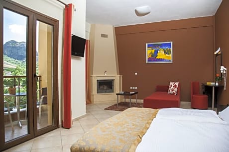 Deluxe Junior Family Suite with Garden and Panoramic Meteora View
