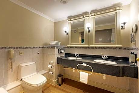 1 King Bed Suite Corner Room