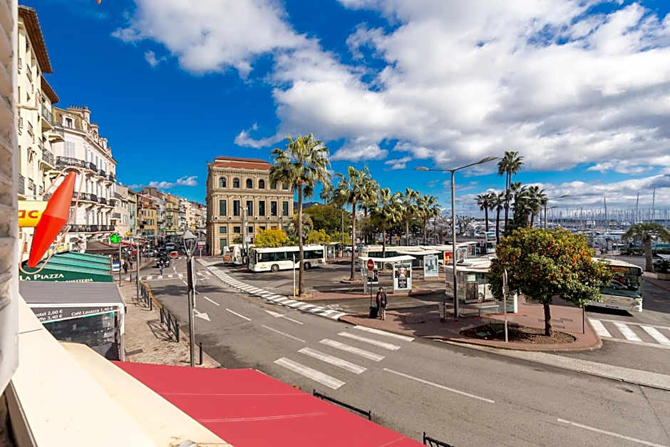 Very charming studio apartment on port in Cannes a short walk to Palais with Aircon and internet 411