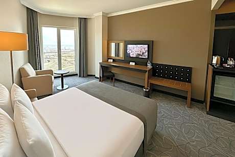 Deluxe Accessible King Sea and City View Non Smoking