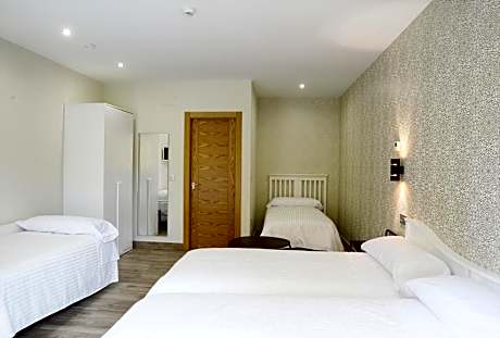 Quadruple Room with Private Bathroom