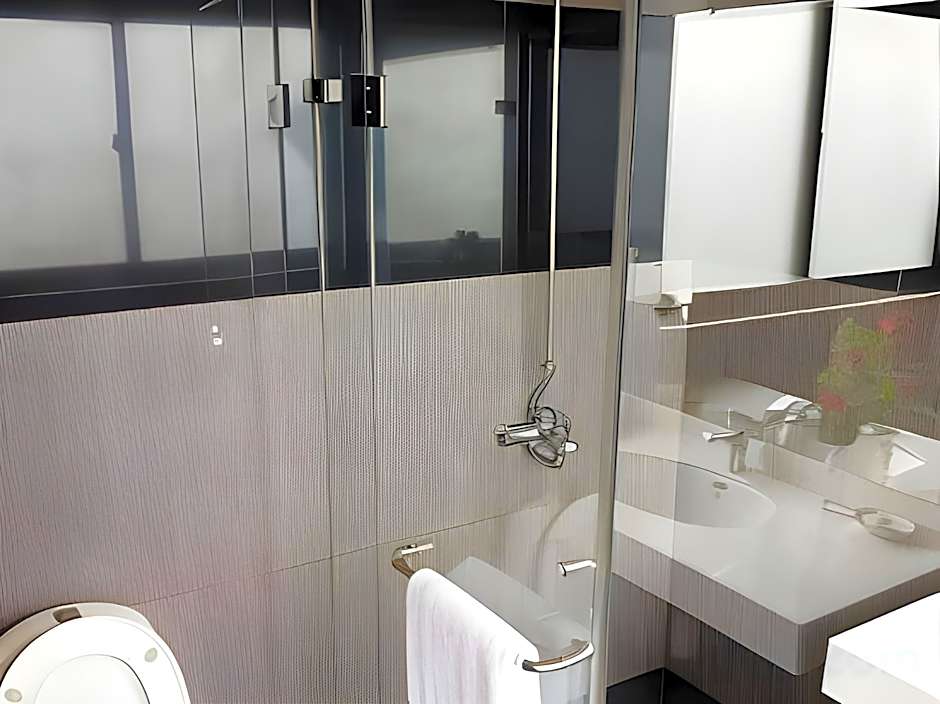 Avari Xpress Gulberg