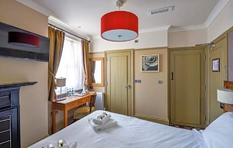 Double room-Standard-Ensuite with Shower-Street View-Room 5 Second floor