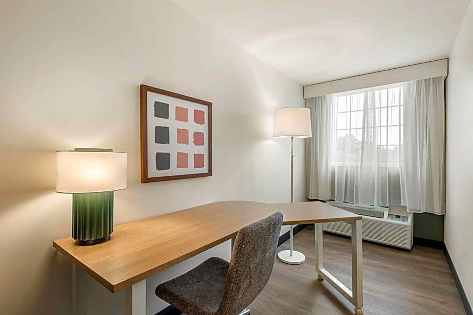 Spark by Hilton Freeport