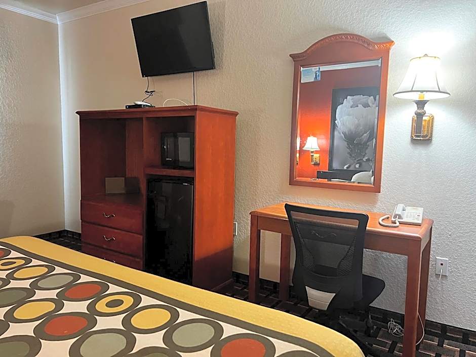 Super 8 by Wyndham Brookshire TX