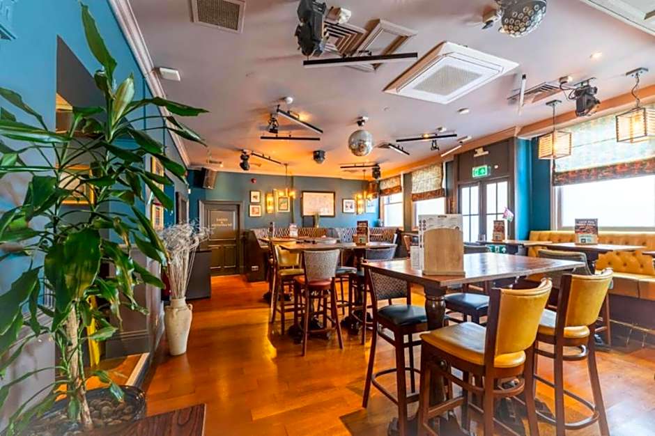 OYO The Red Lion Hotel