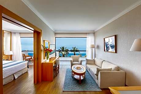 Deluxe Superior One Bedroom Suite Front Sea View
