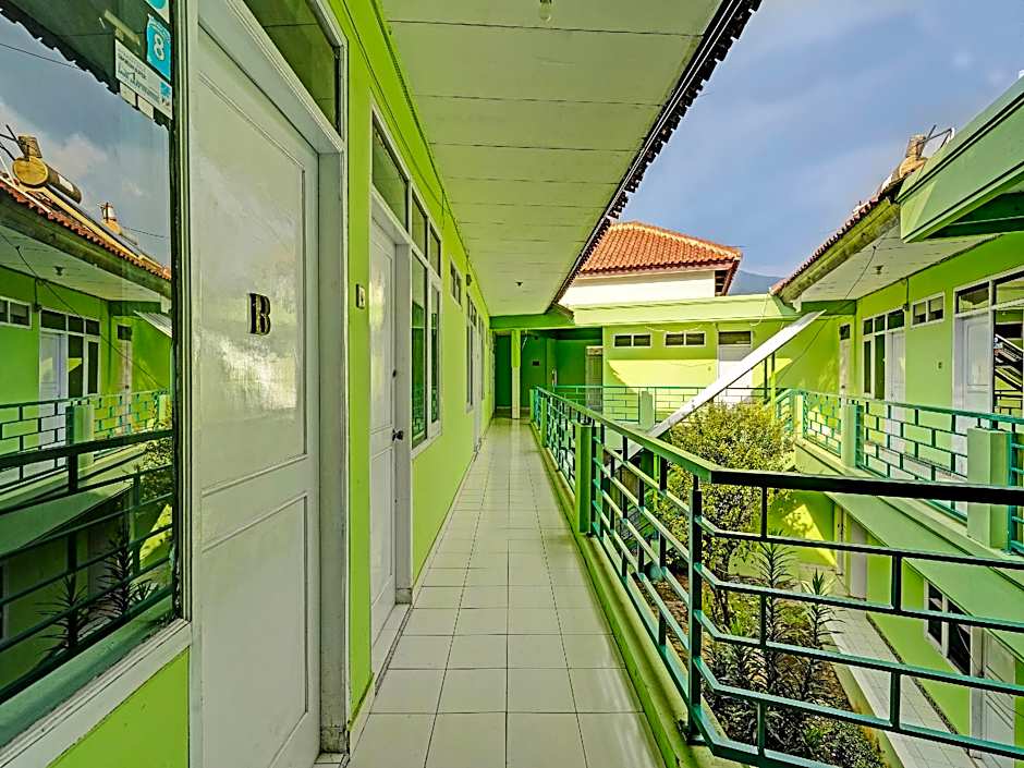 SPOT ON 91325 Pondok Hijau Guest House Syariah